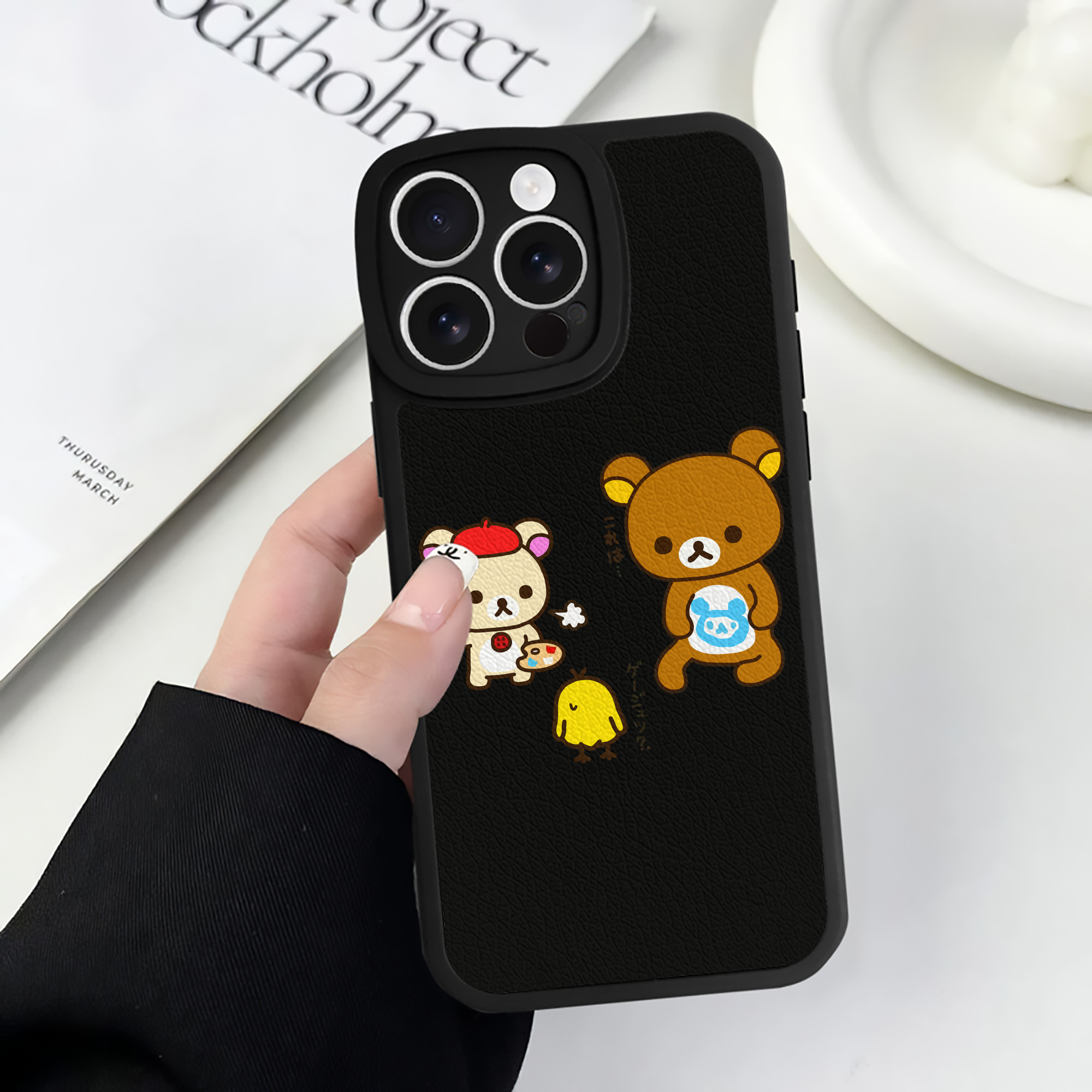 （画像用） リラックマ リラックマ キイロイトリ Rilakkuma Korilakkuma Kiiroitori 【iPhone 16シリーズ対応】シリコンスマホケース（レザー調） 材質：シリコン